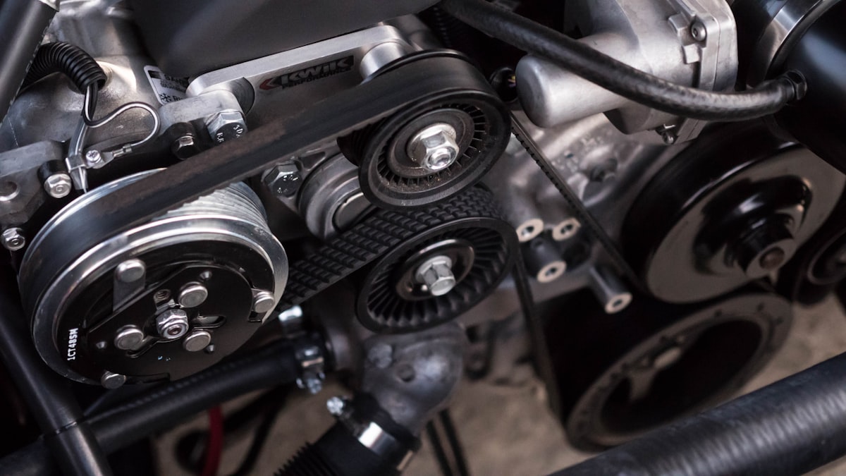Detaliu motor auto în reparație la SMG Auto Service — curele, role și componente mecanice